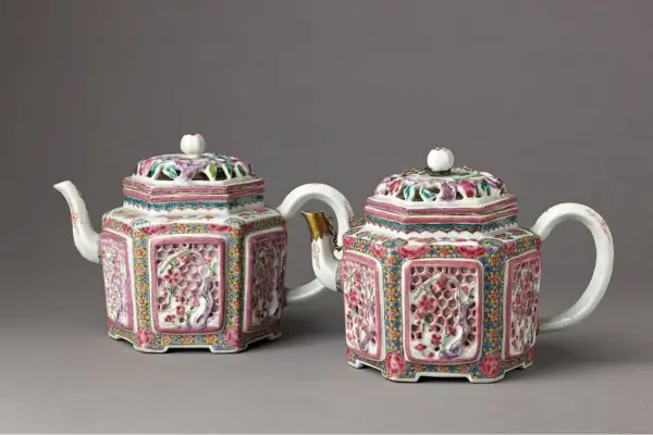 Imagem de domínio público. Fonte: The Metropolitan Museum of Art - Bule de vinho hexagonal ou bule – Porcelana com ornamentação reticulada, pintada em esmaltes Famille Rose overglaze. Chinês, Dinastia Qing. Coleção Robert Lehman, 1975.