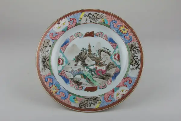 Imagem de domínio público, disponibilizada pelo Metropolitan Museum of Art (Met Museum). Fonte: The Metropolitan Museum of Art Plate China Qing dynasty (1644–1911), Qianlong period (1736–95)